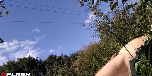 Man sunbathes naked, women and mean see him do ...