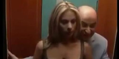 Le mete punteada a rubia tetona en el ascensor