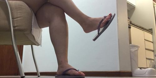 @tici_feet IG tici feet ticii_feet ticii feet dangling havaianas lilac slowly - red toes (preview)