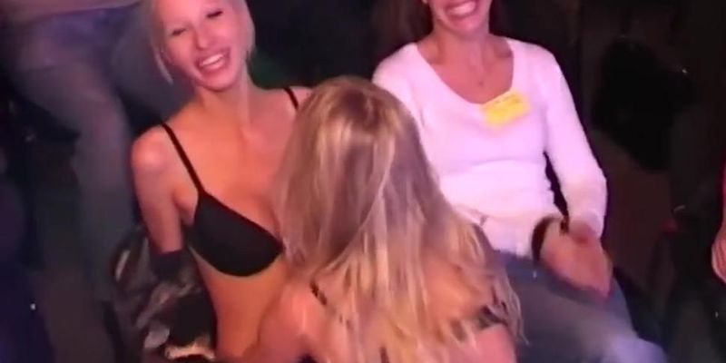 flexi girl gives a hot lapdance