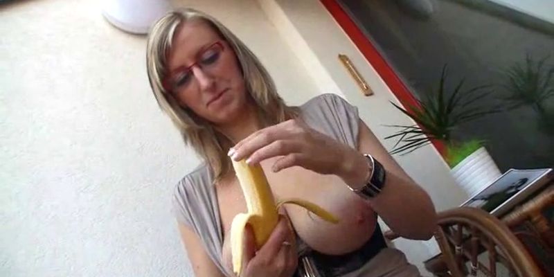 SHELBY MOON - Banana blowjob (Kandy Cole, Shelly Lyons)