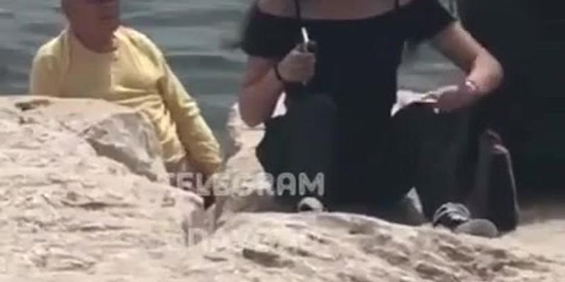 Old man jerking in front of girls