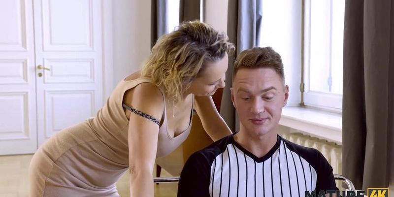 MATURE4K Mature woman of easy virtue is penetrated by so-called IT guy