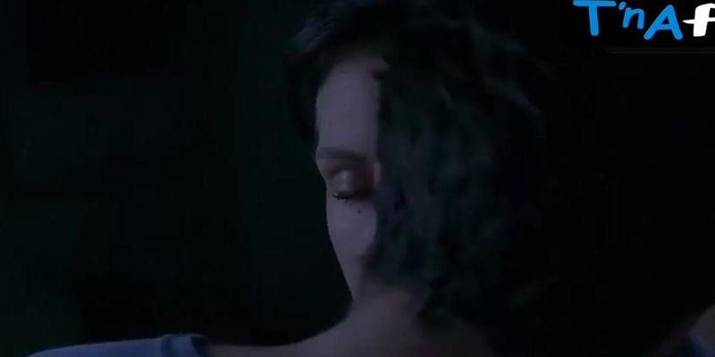 Julia Roberts Sexy Scene  in Notting Hill