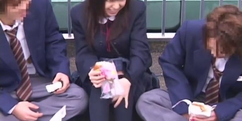 Japanese schoolgirls 03 - Outdoor lunchtime play