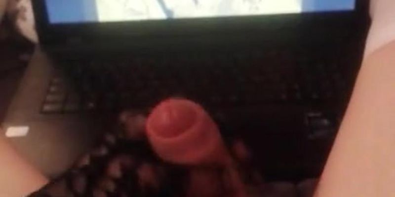 Trap masturbate and cum in bed